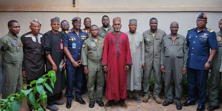 Finally, 𝐁𝐮𝐫𝐤𝐢𝐧𝐚 𝐅𝐚𝐬𝐨 𝐑𝐞𝐥𝐞𝐚𝐬𝐞𝐬 𝟏𝟏 Nigerian Military Men, Aircraft