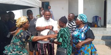 Chief Kingsley Udoka distributes food items to widows in Ekwuoma