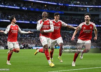 Arsenal F.C. thrash Tottenham Hotspur F.C. 4–1 to revive title charge