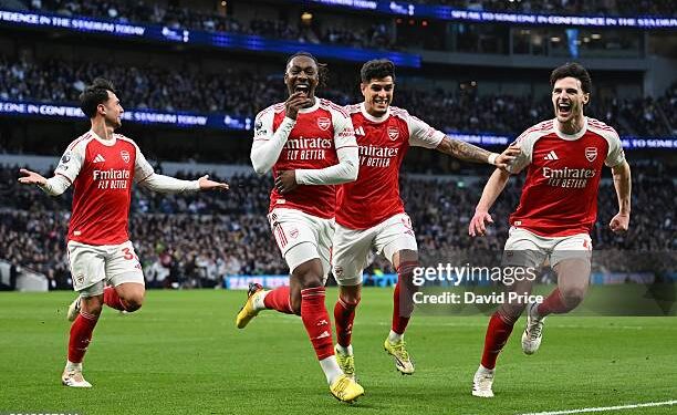 Arsenal F.C. thrash Tottenham Hotspur F.C. 4–1 to revive title charge
